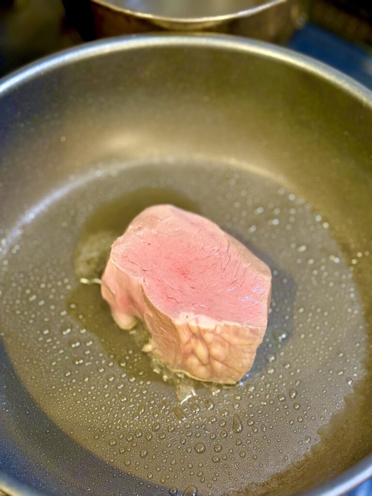 低温調理した牛ハツをマイヤーフライパンで焼いている写真