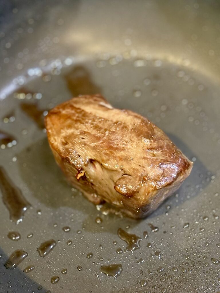 牛ハツをフライパンで裏返して焼き色をつける写真