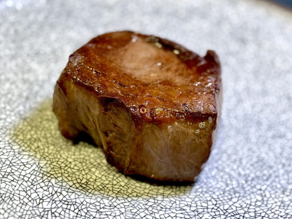 表面を香ばしく焼いた肉厚の牛ハツ