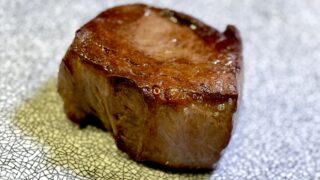 表面を香ばしく焼いた肉厚の牛ハツ