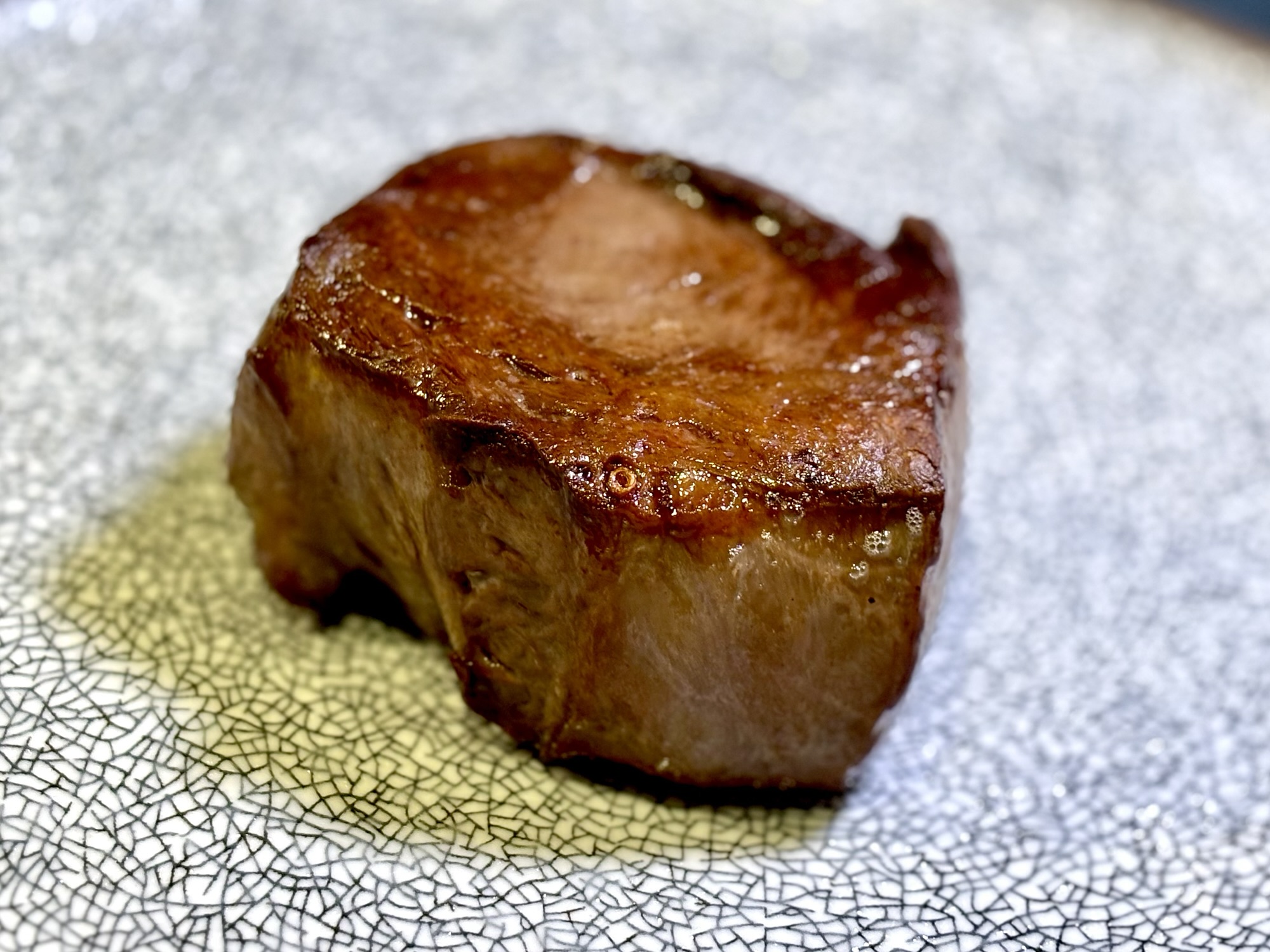 表面を香ばしく焼いた肉厚の牛ハツ