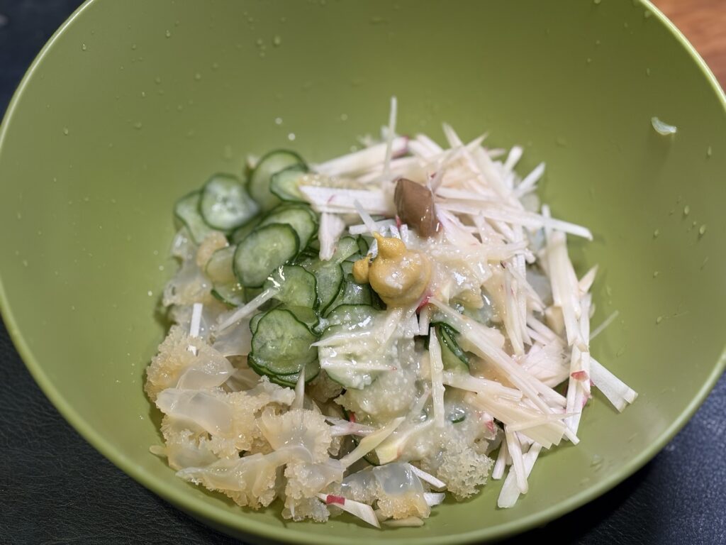 キャノンボールクラゲと胡瓜に白い醤油麹からし胡麻だれと新生姜を加えたところ