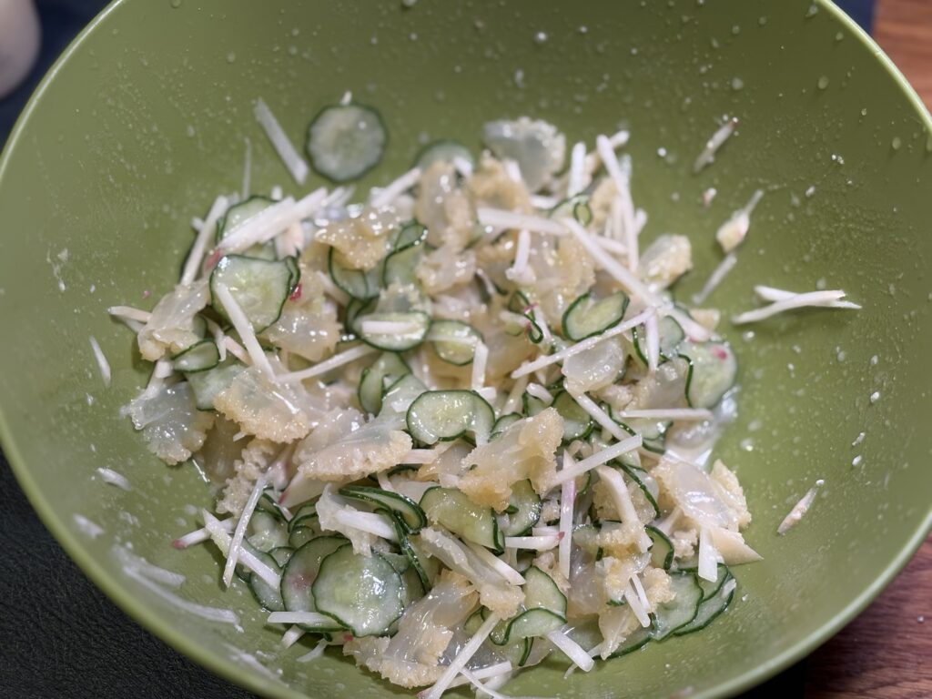キャノンボールクラゲと胡瓜と新生姜を白い醤油麹からし胡麻だれで和えた状態