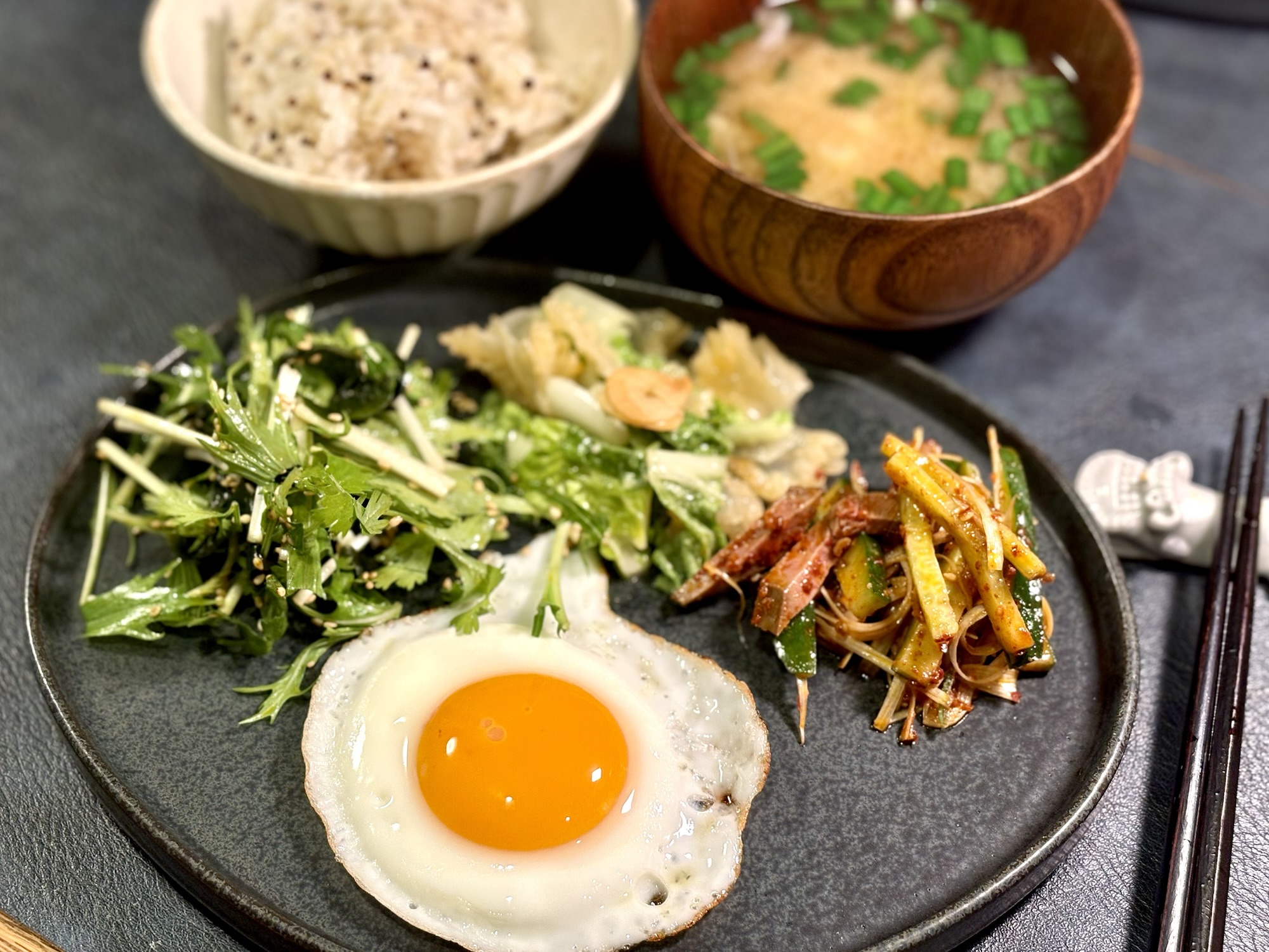 食べる辣油で和えた牛ハツと胡瓜、目玉焼き、ごはん、味噌汁の朝ごはんプレート