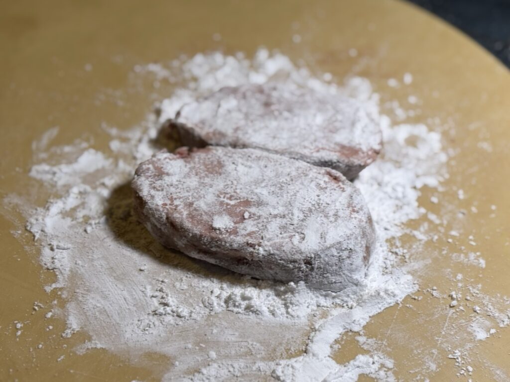 低温調理した豚レバーに片栗粉を薄くまぶした工程写真