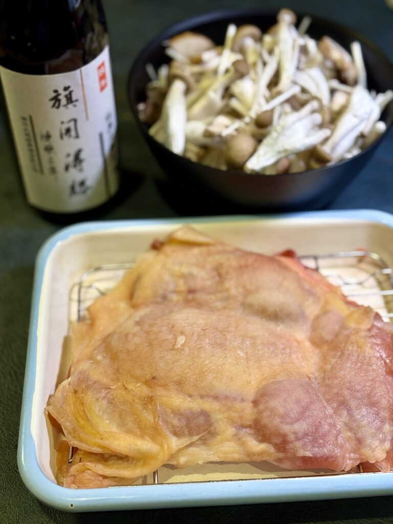 塩をして3日間冷蔵庫で乾燥させた鶏もも肉と紹興酒ときのこ