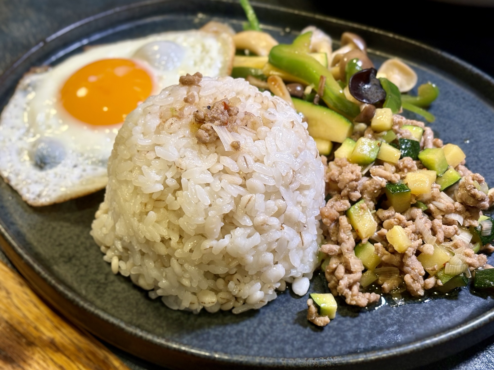 ズッキーニ炸醤で作る麻辣ガパオ風ライス