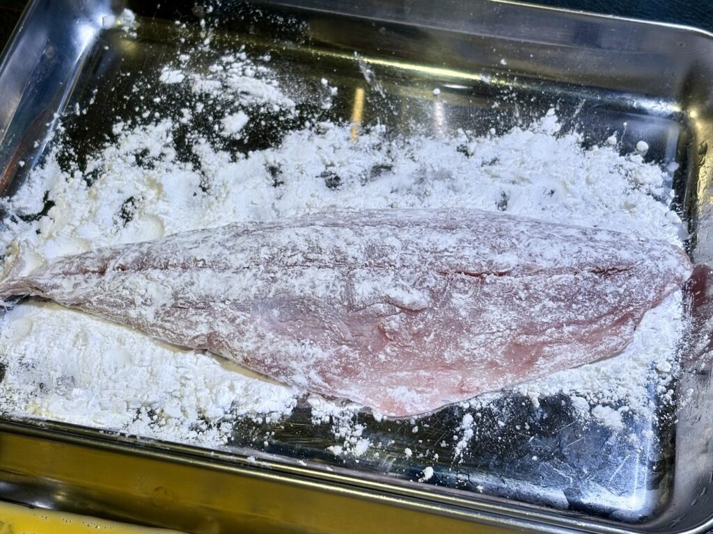 小麦粉をまぶしたジャンボアジ