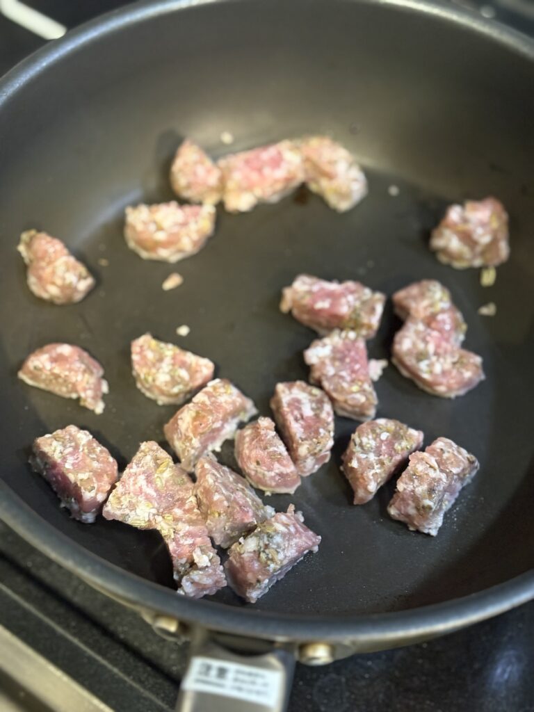 サルシッチャをフライパンで炒める