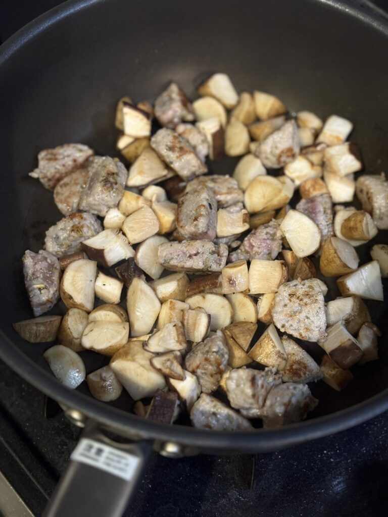 サルシッチャとごぼうと椎茸を炒める