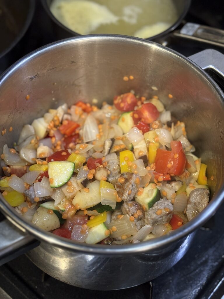 ミネストローネに野菜とレンズ豆を加える