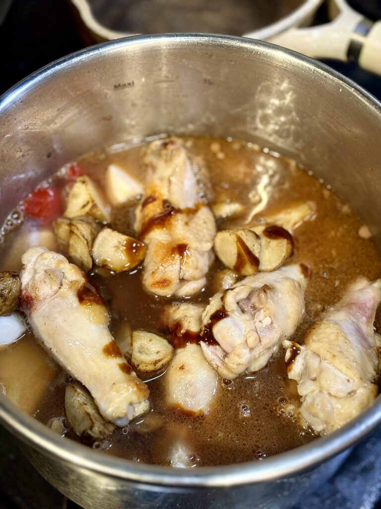 赤ワイン煮込みに鶏だしとオイスターソースを加える