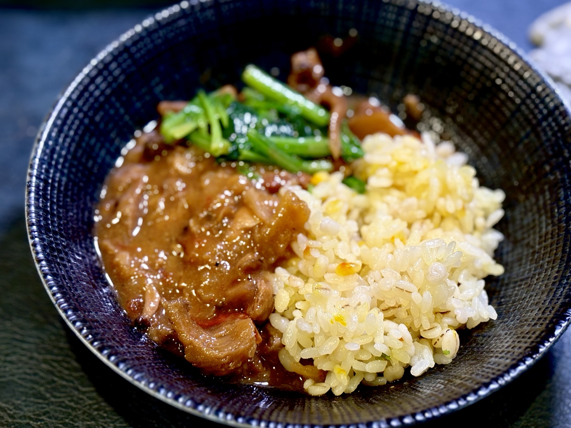 手羽元の赤ワインオイスター煮込みとサフランライス