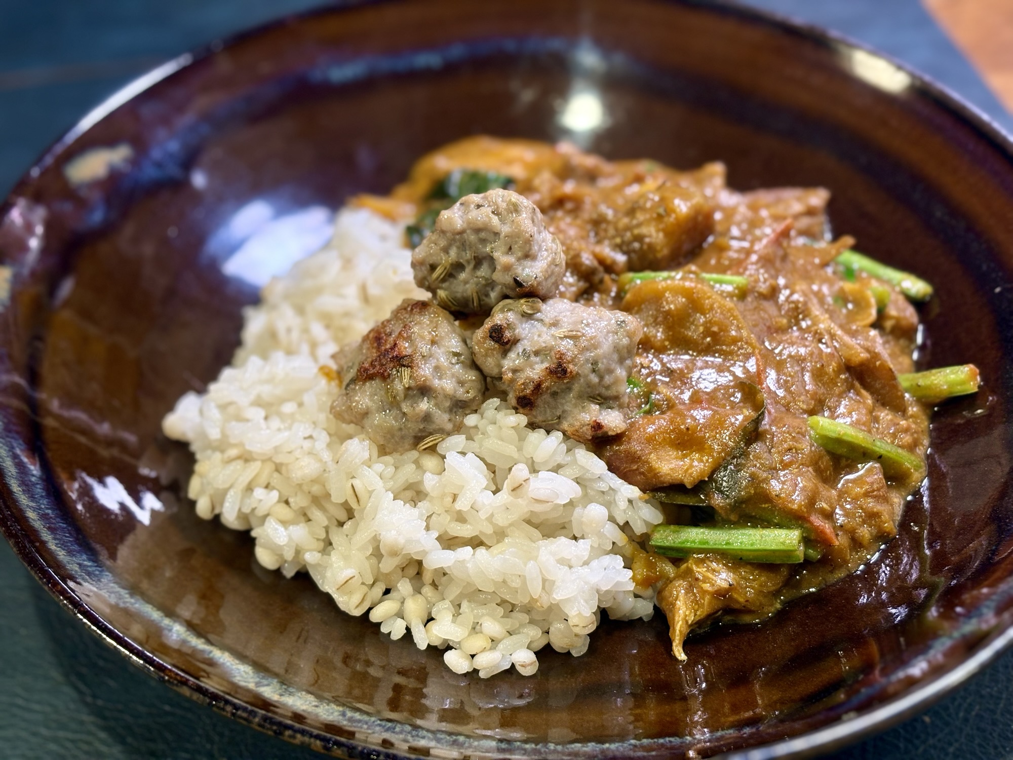 手羽元の赤ワイン煮込みをリメイクしたサルシッチャのせスパイスカレー