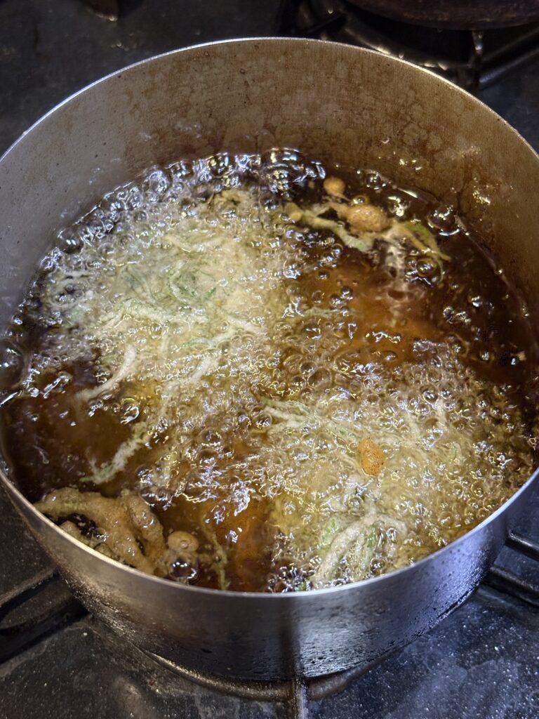 片栗粉をまとわせた自家製サルシッチャを竜田揚げにしている様子