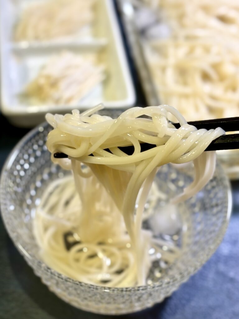 半田そうめんのコシが伝わる麺リフト