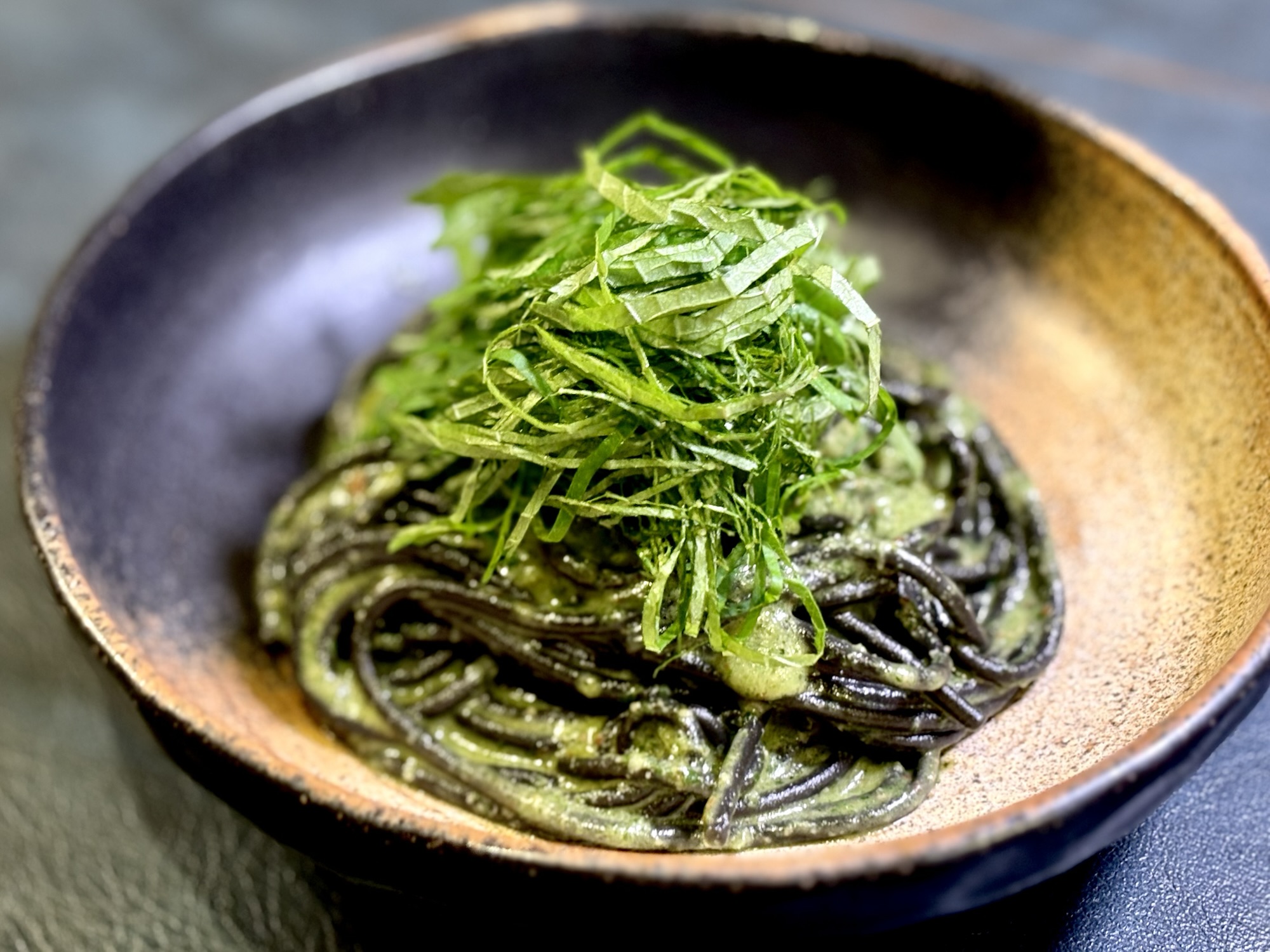 大葉のジェノベーゼをイカ墨のパスタで